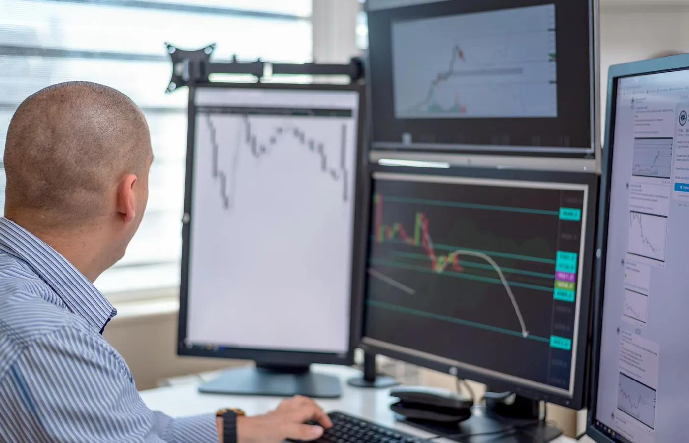 Tech Shares Lift Major Indexes to Weekly Gains