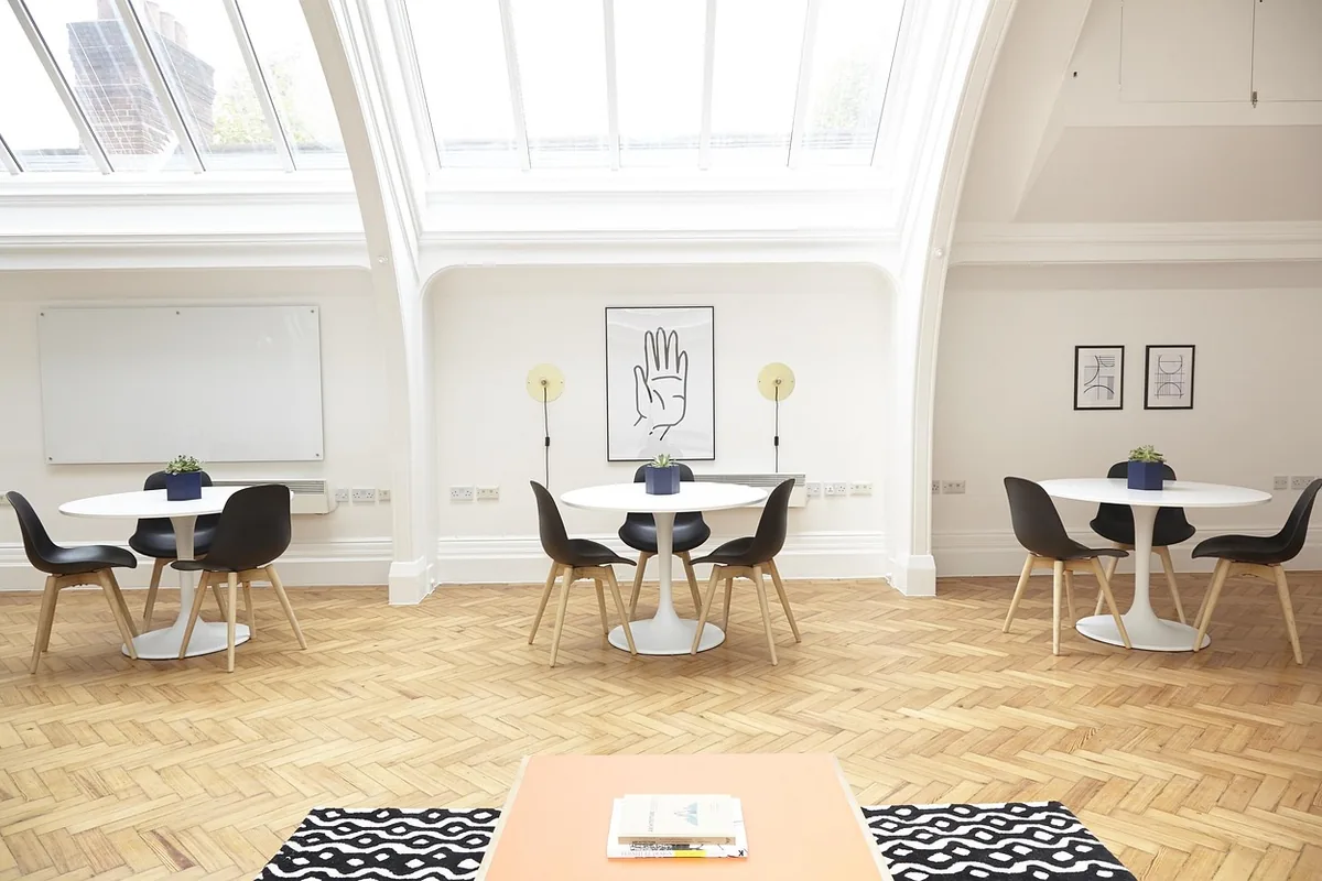 Bright rooms, simple tables