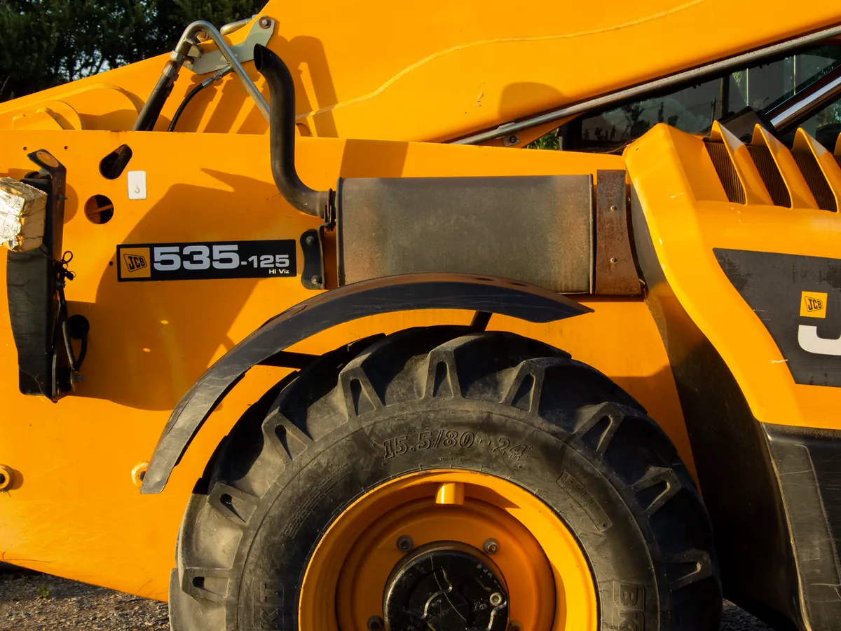 Articulated boom lift