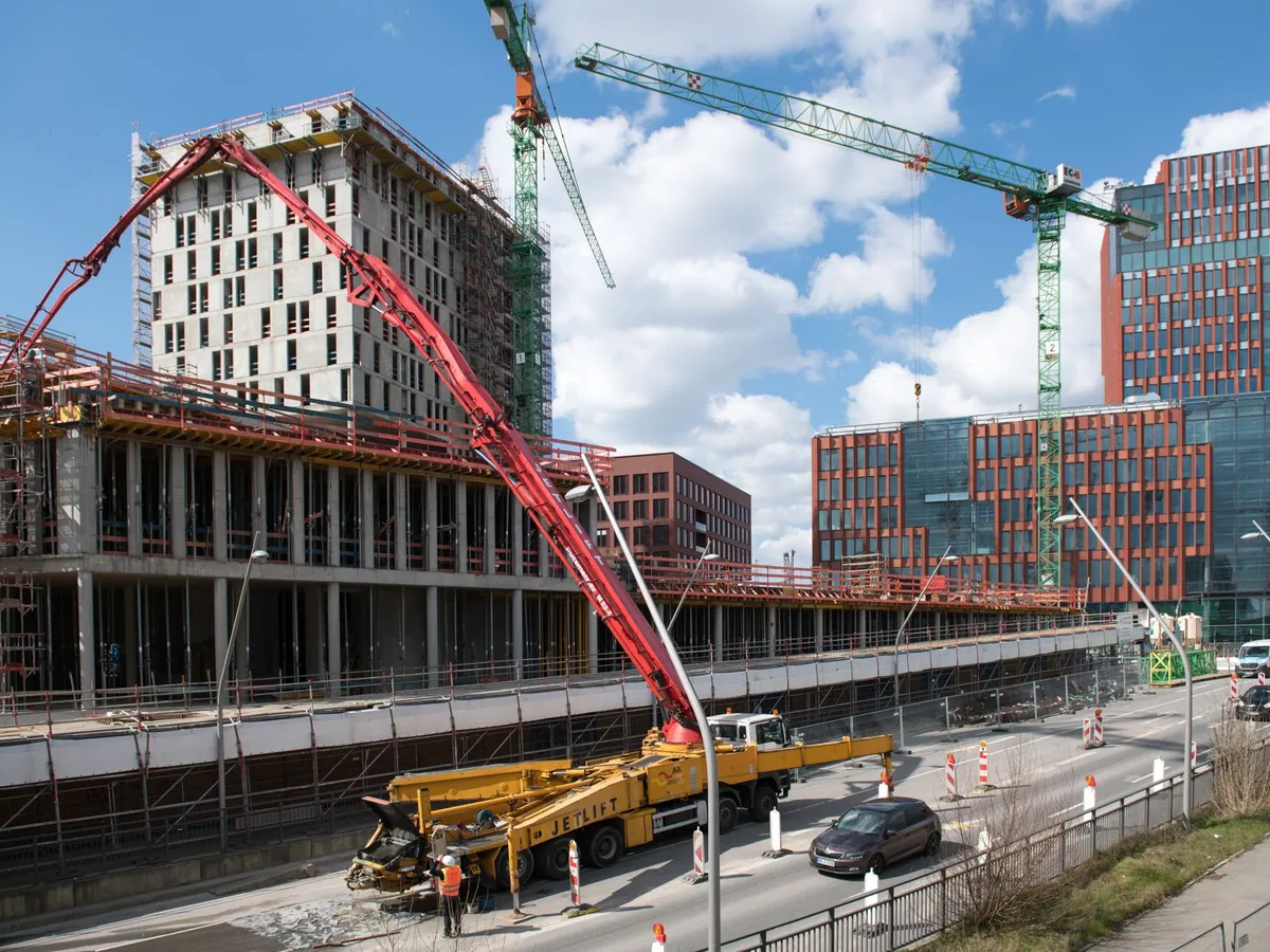 Concrete boom pump